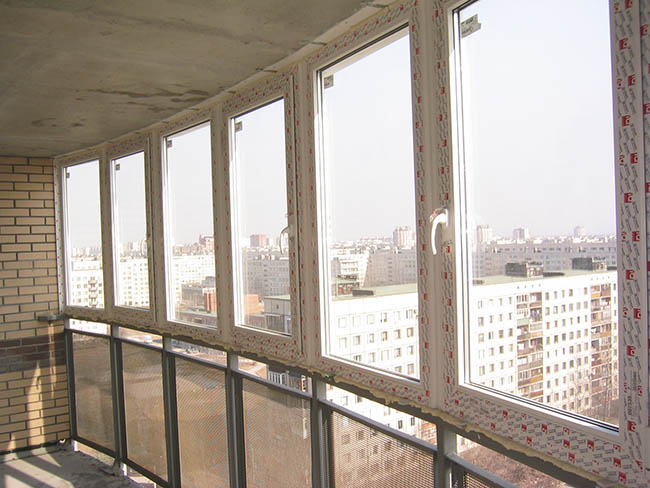 Недорогое остекление общего балкона Клин